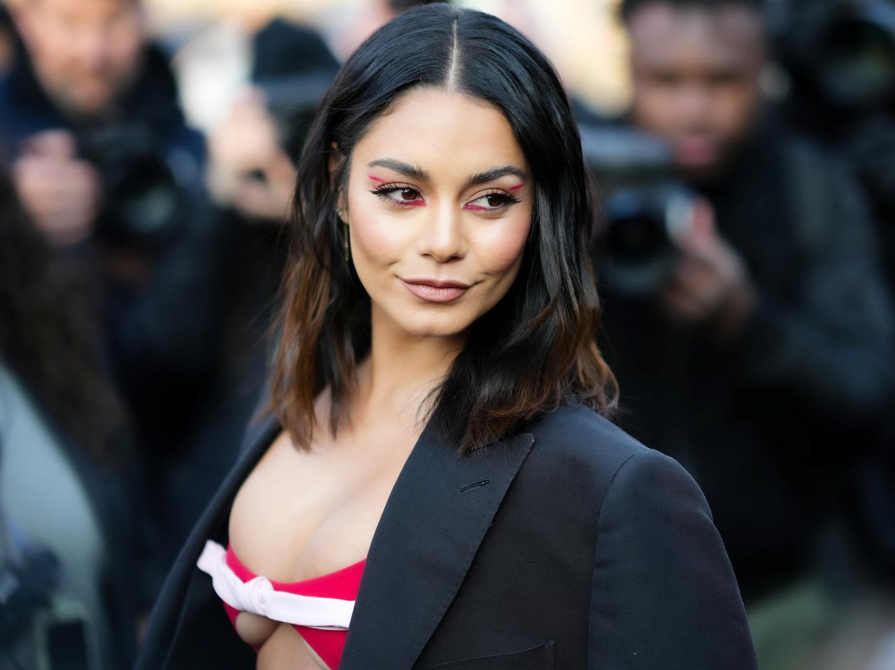 ヴァネッサ・ハジェンズの「燃えるネイル」が最高にカワイイ