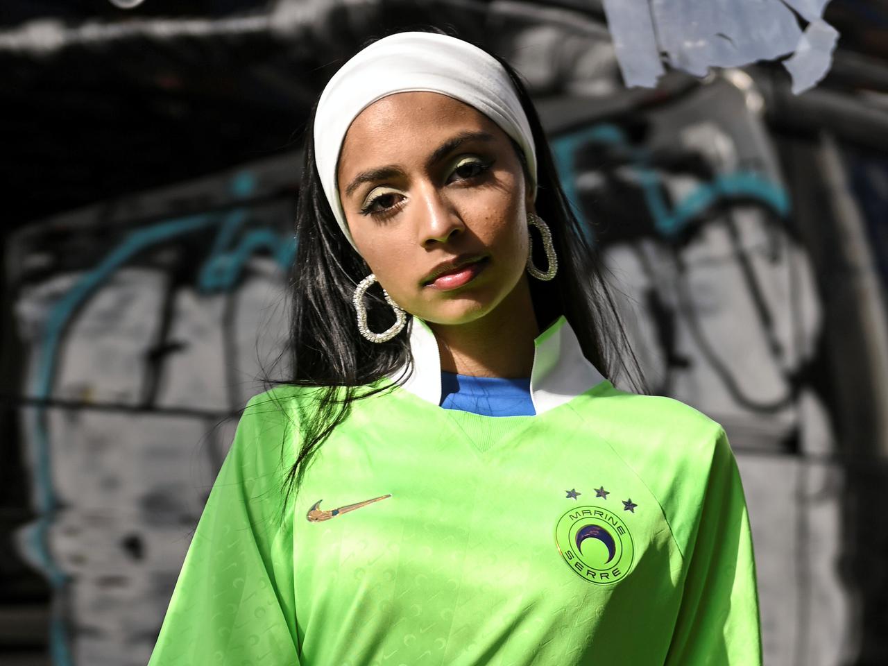 TikTok発！古臭く見えない「ヘアバンド」のおしゃれな付け方