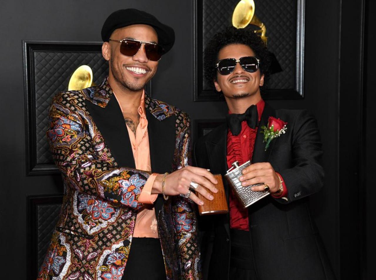 シルク・ソニック、公演会場での「スマホ」を禁止