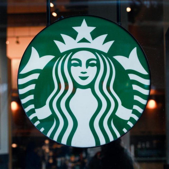 スターバックスで男が女性グループを追い回して自慰行為、周囲の「無関心」に批判集まる