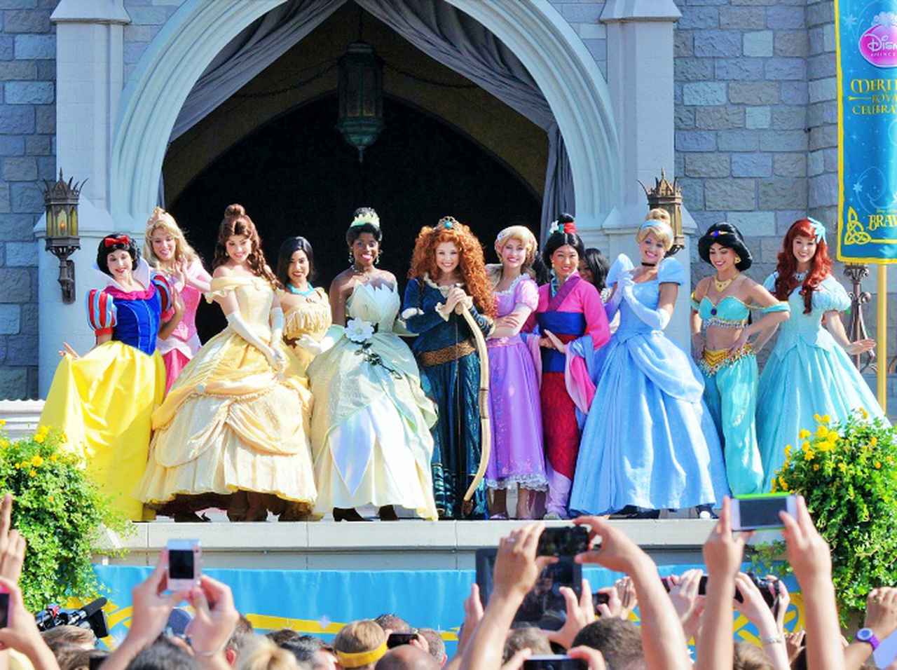 ディズニーランド、ゲストの目の前でプリンセスが「顔面ダイブ」の悲劇【動画アリ】