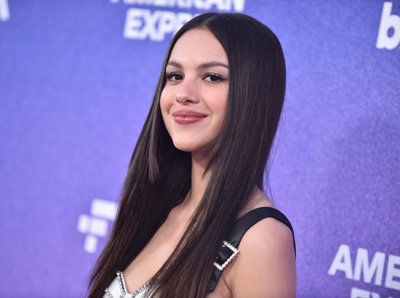 若い女の子たちに力強いエール！ オリヴィア・ロドリゴ、「ウーマン・オブ・ザ・イヤー」を受賞しスピーチ