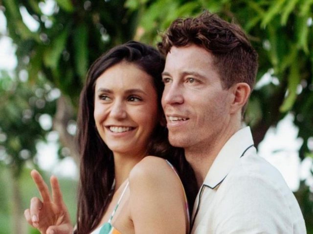 ショーン・ホワイトが早くも「引退生活」を満喫、人気女優の恋人とビーチで“PDA”