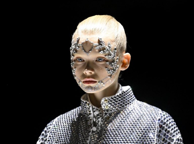 バーバリー、顔を“デコった”モデルがSFチックで美しい