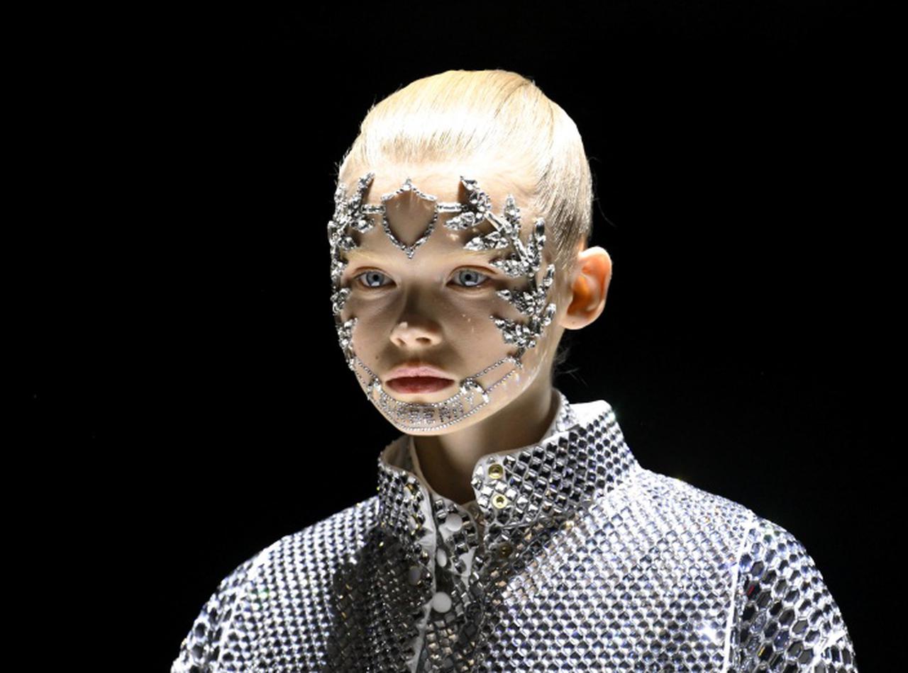 バーバリー、顔を“デコった”モデルがSFチックで美しい