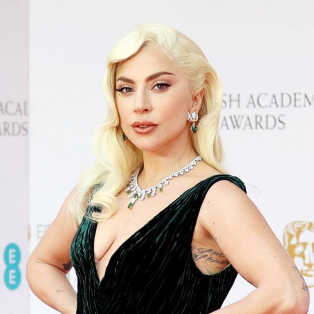 レディー・ガガ、恋人が「金のブラジャー」をもらった後の行動が笑える
