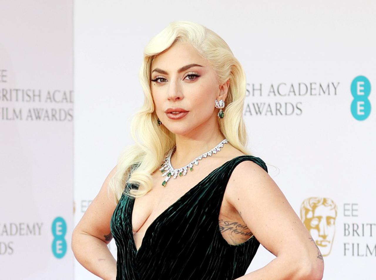 レディー・ガガ、恋人が「金のブラジャー」をもらった後の行動が笑える