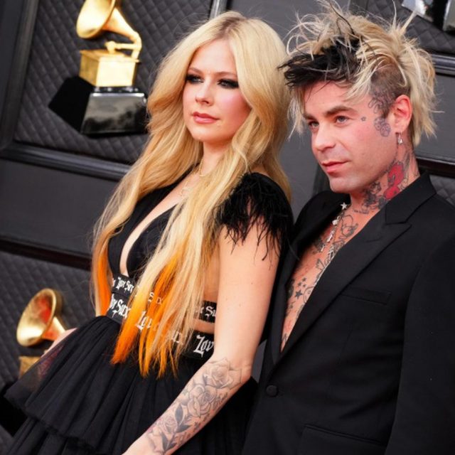 アヴリル・ラヴィーンに婚約のウワサ、左手の薬指に指輪がキラリ
