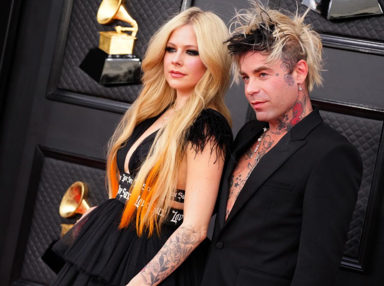 アヴリル・ラヴィーンに婚約のウワサ、左手の薬指に指輪がキラリ