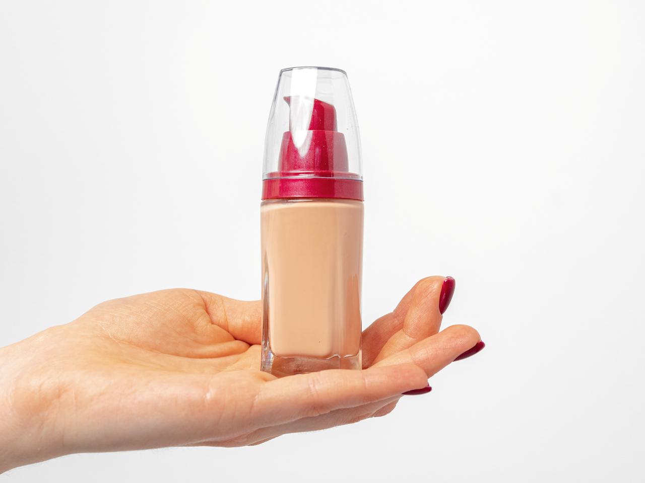 ファンデの塗り方を変えるだけ！シミや色素沈着をカバーする簡単テクニック
