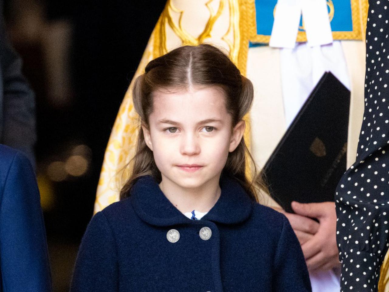 シャーロット王女、4年前とそっくりなワンピースを着用して驚かせる