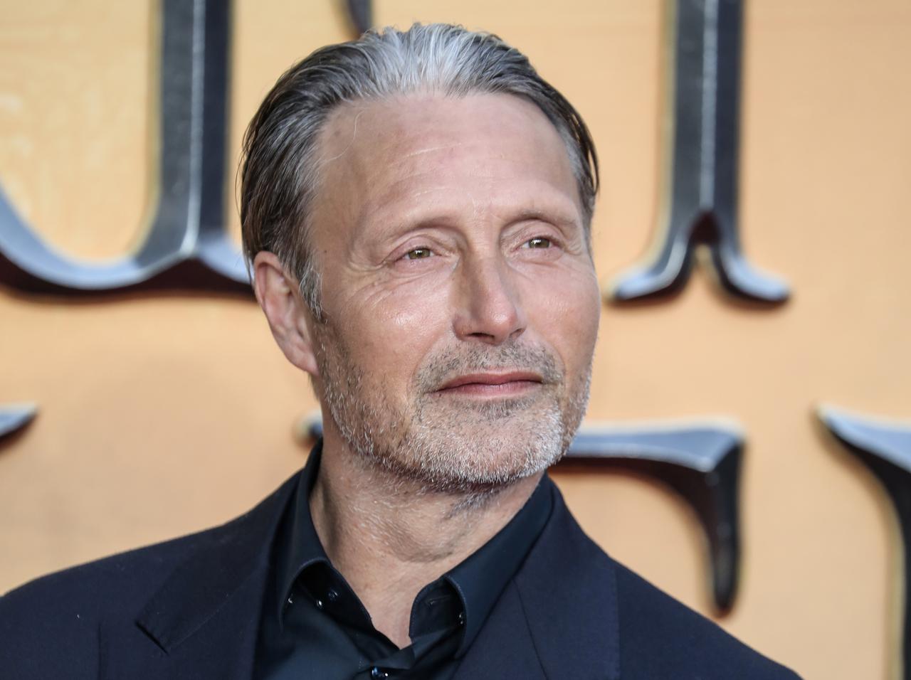 『ファンタビ』のキャラが「スタバ」に行ったら何を飲む? マッツ・ミケルセンの答えが完璧