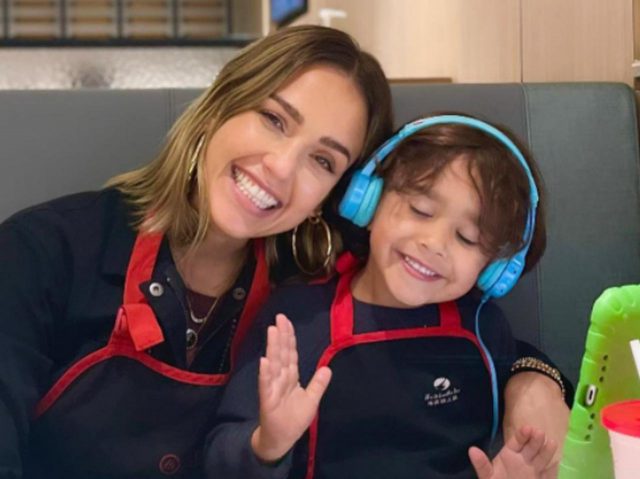 ジェシカ・アルバ、火鍋レストランを楽しむ子供たちの「可愛さ」に心が溶ける