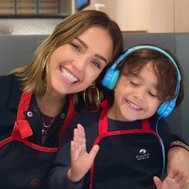 ジェシカ・アルバ、火鍋レストランを楽しむ子供たちの「可愛さ」に心が溶ける