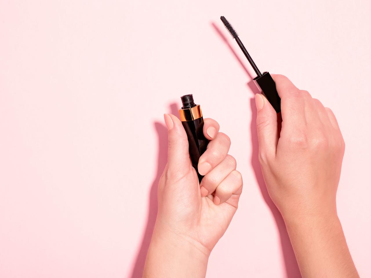 アイライナー不要！マスカラだけで「目が大きく見せる」メイクテクニック