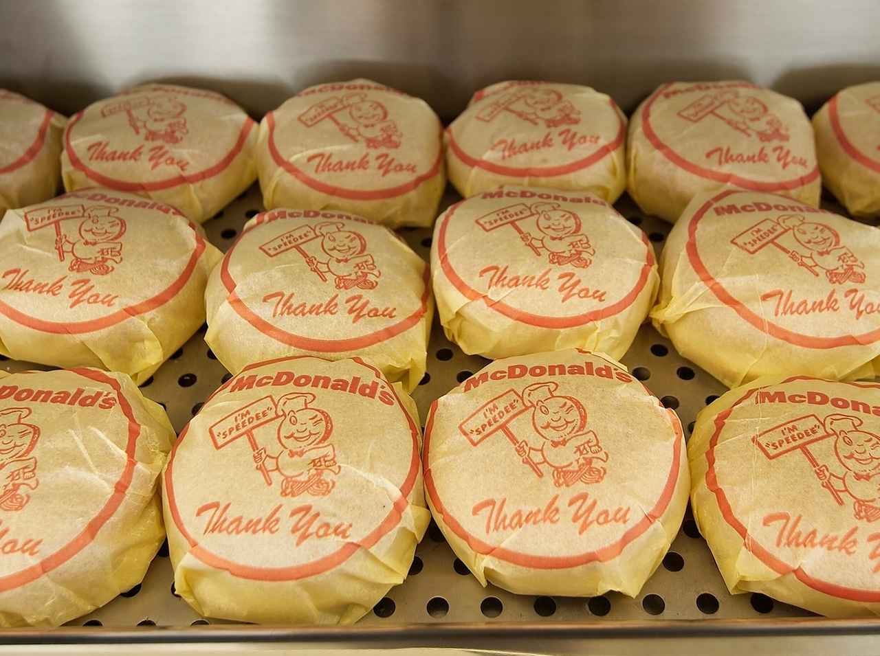 マクドナルドのバーガーが「ぺたんこ」な原因、キッチンの裏側動画の“最後”に注目