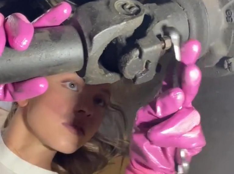 『ユーフォリア』シドニー・スウィーニーがフォード中古車を自分で修理！かっこよすぎる…