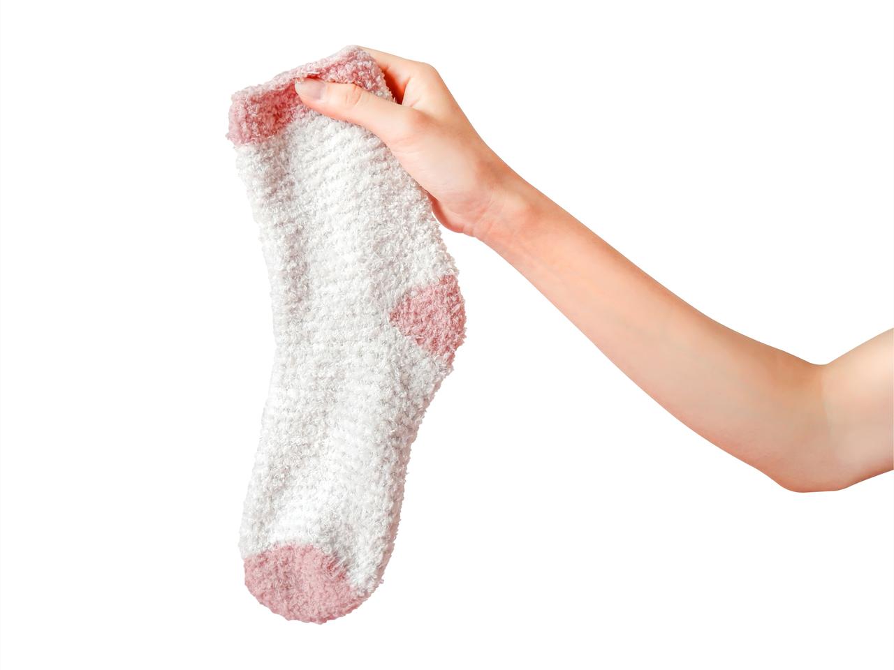 靴下の中に「髪の毛」を入れる!?美髪になれると話題のヘアケア術