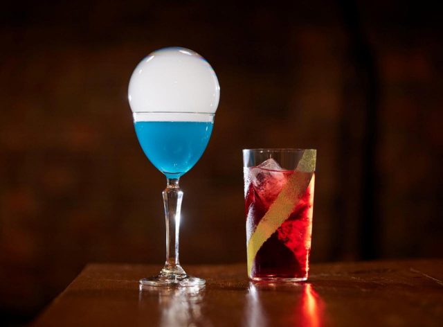 赤と青のカクテル、どちらを選ぶ？『マトリックス レザレクションズ』が渋谷のミュージックバーとコラボ