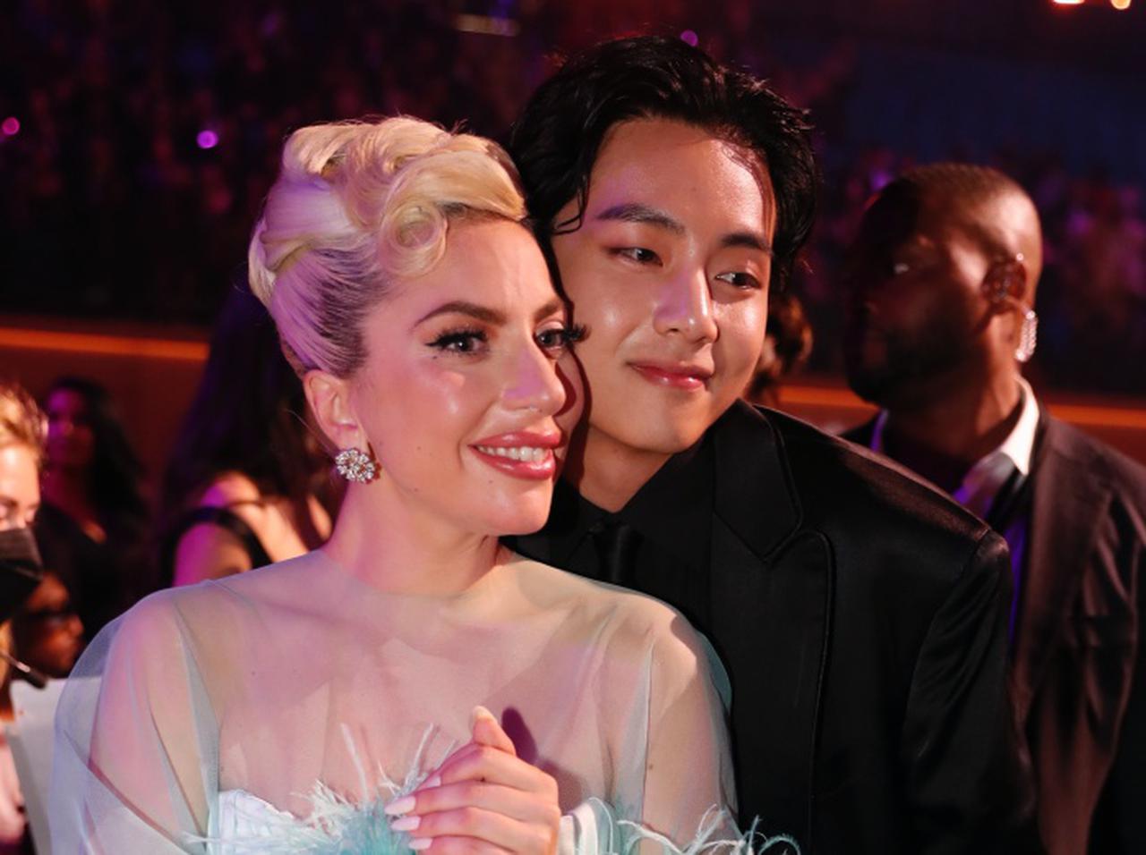 レディー・ガガ、BTSのV と「顔密着」で“お近づき”に【グラミー賞】