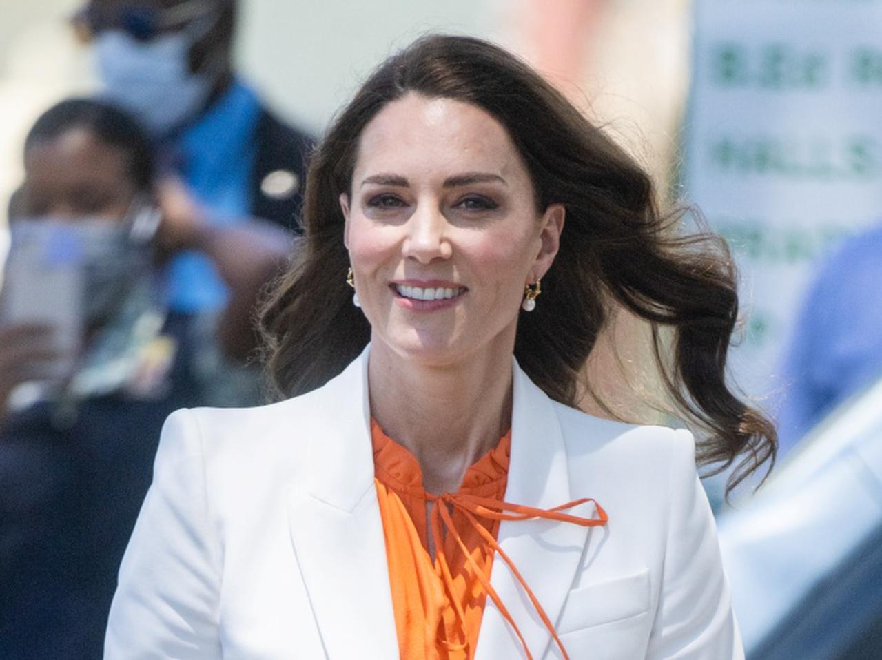 キャサリン妃から学ぶ!白スーツで作るオフィスカジュアル