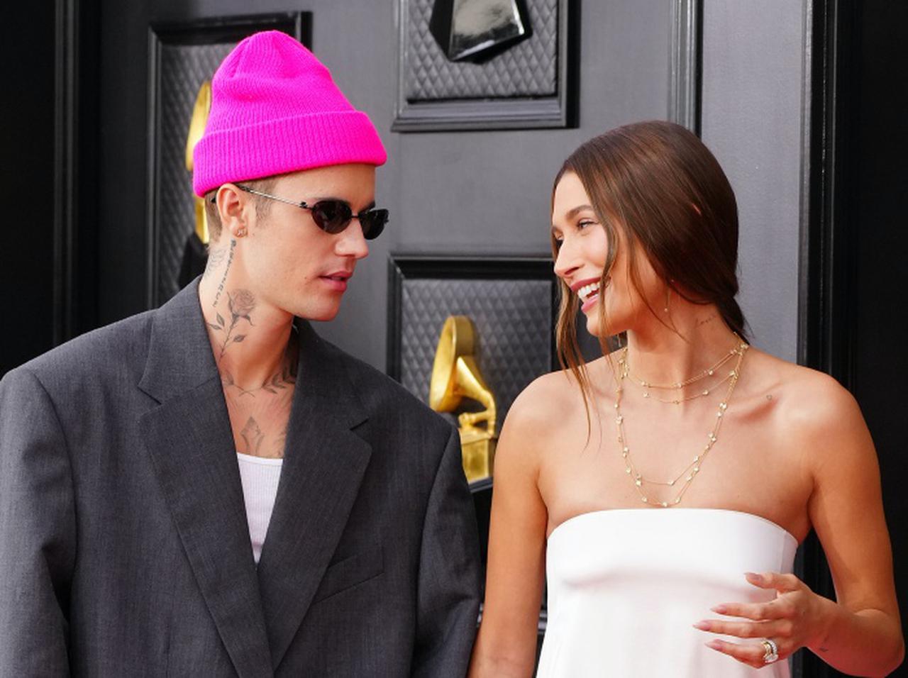 ジャスティン・ビーバーの「不意打ちキス」にヘイリー・ビーバーが照れる【グラミー賞】