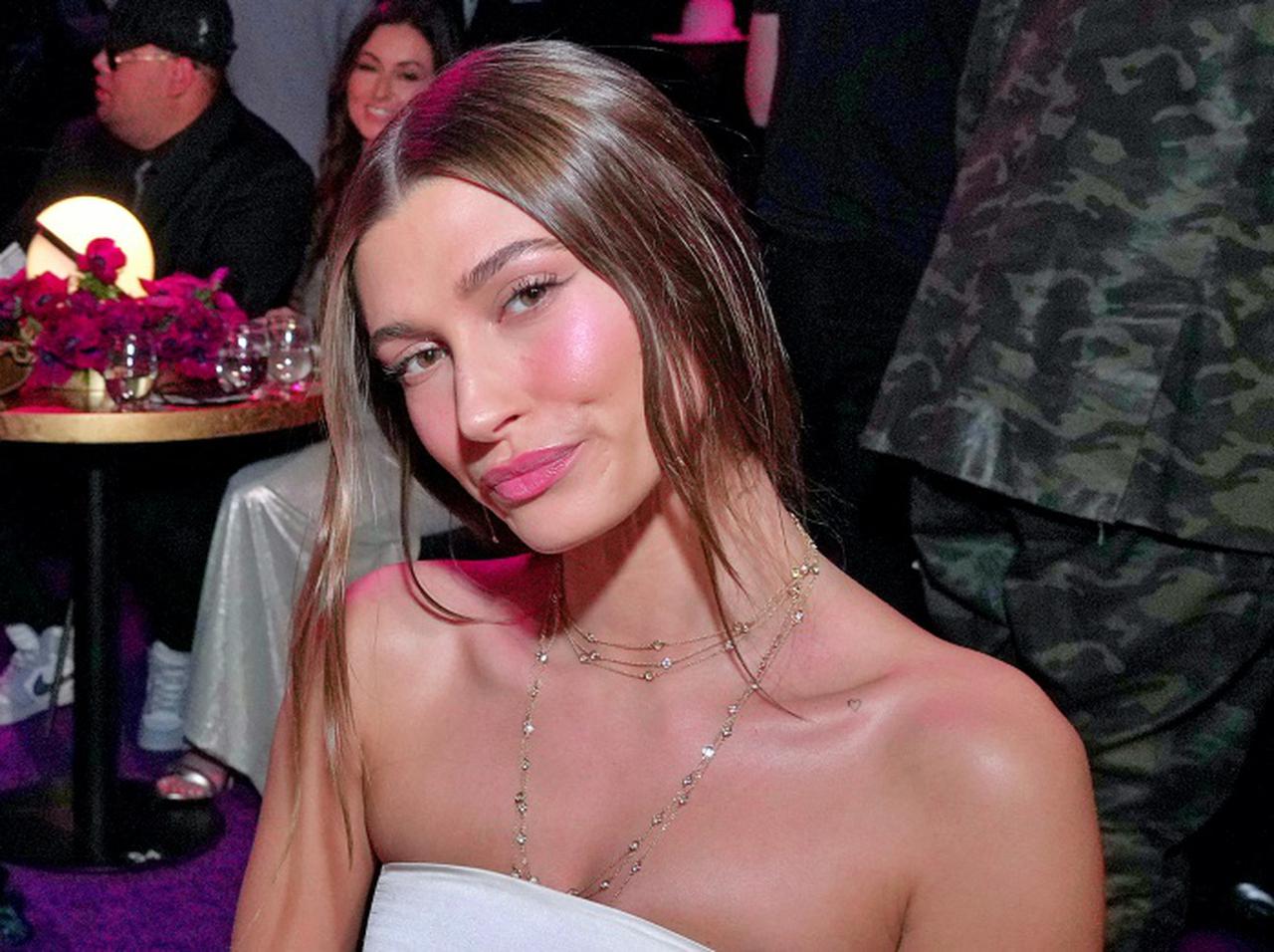 ヘイリー・ビーバー、ジャスティン・ビーバーが歌う姿を見て「ファン時代」に戻る【グラミー賞】