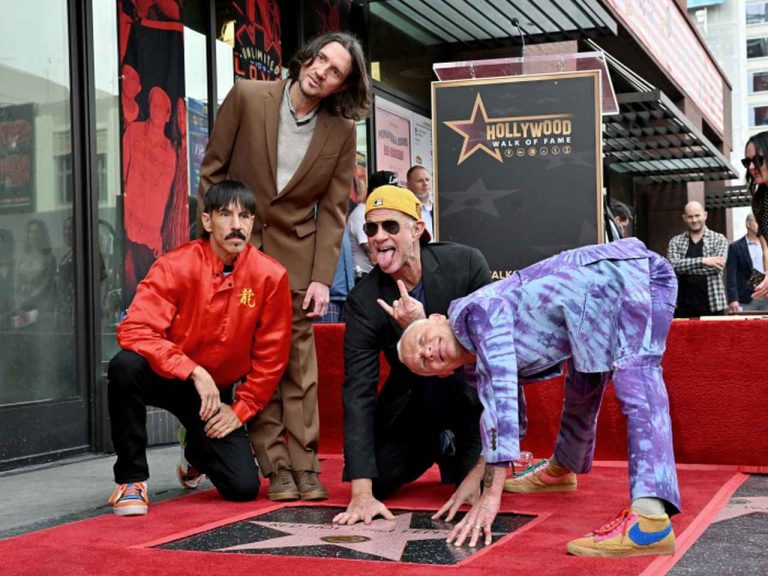 警察が出動する騒ぎに!レッチリのハリウッド殿堂入り式典がファンで混乱