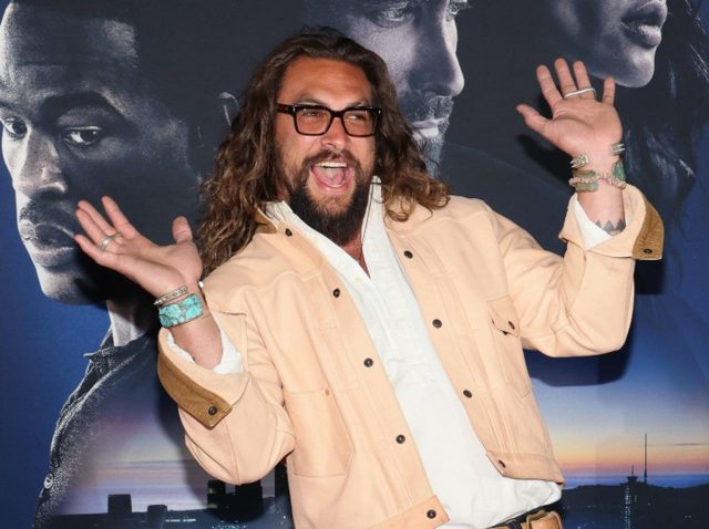 ジェイソン・モモア、女性に上着を貸して“熱愛説浮上”に「もう誰にも上着は渡さない」と皮肉る