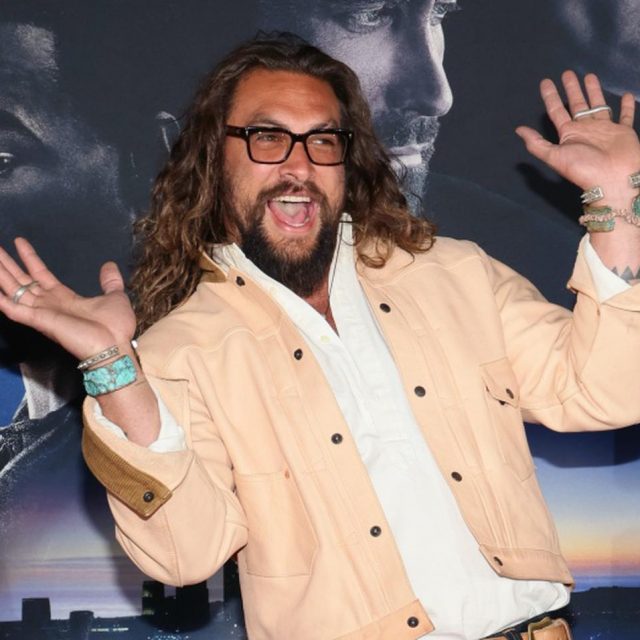 ジェイソン・モモア、女性に上着を貸して“熱愛説浮上”に「もう誰にも上着は渡さない」と皮肉る