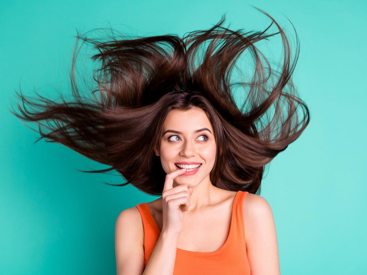 ボサボサ髪には「アルミホイル」が使える!?TikTok発のヘアテクニックが簡単なのに効果的