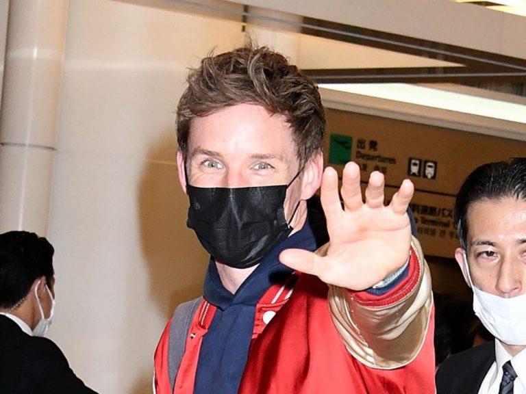 エディ・レッドメイン、羽田空港で着ていた「服」に「人柄」の良さがにじみ出ていた