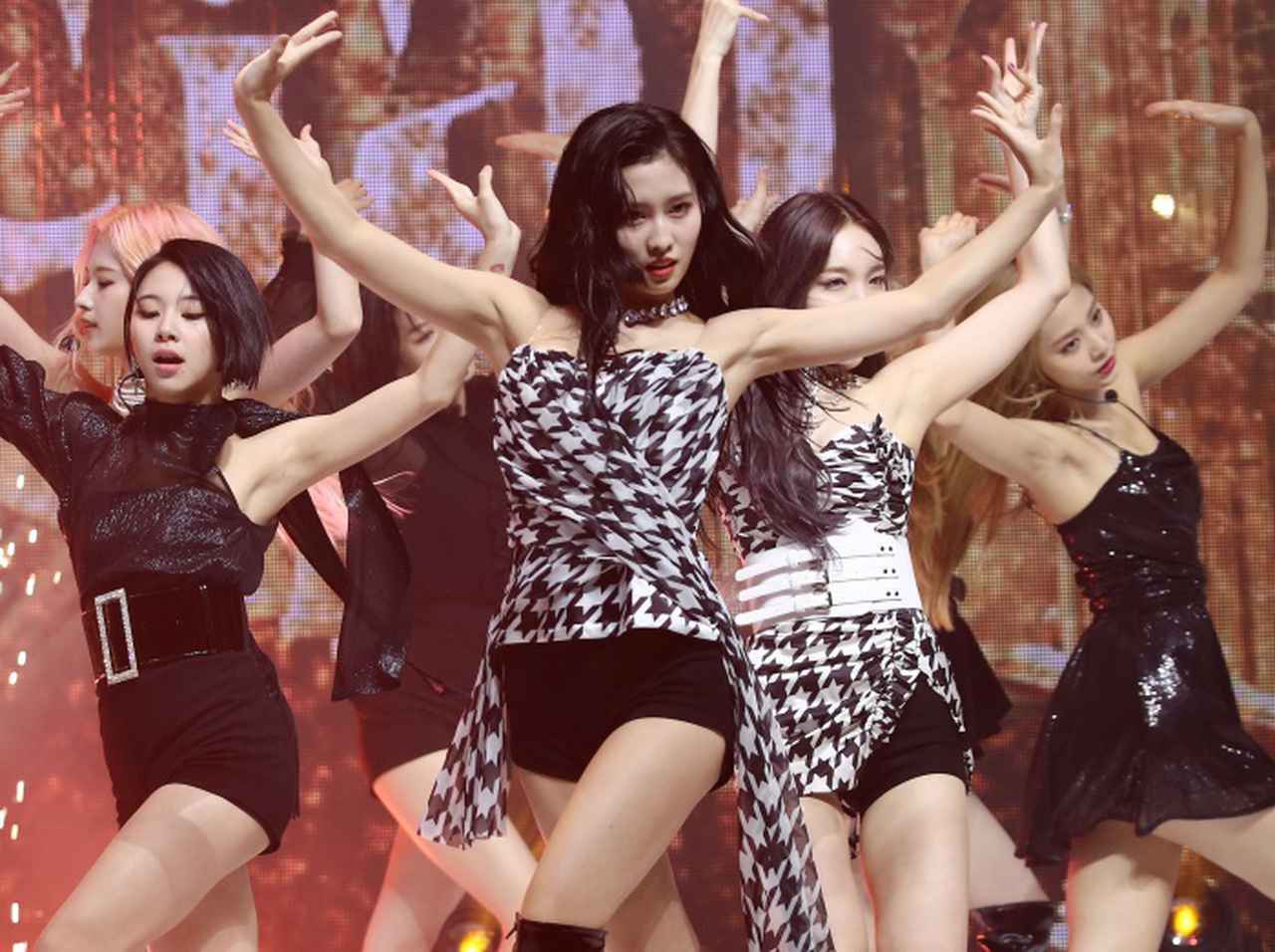 水原希子のTWICEライブ撮影騒動、「アメリカでは撮影OK」は本当？日本と異なる公演スマホ事情