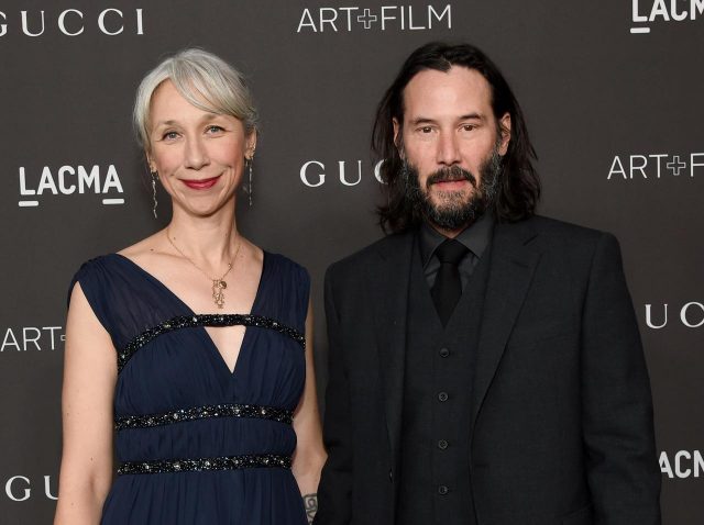 ついに結婚？キアヌ・リーブスが宝石店で指輪を選んでいる姿が目撃、恋人と婚約のウワサが勃発