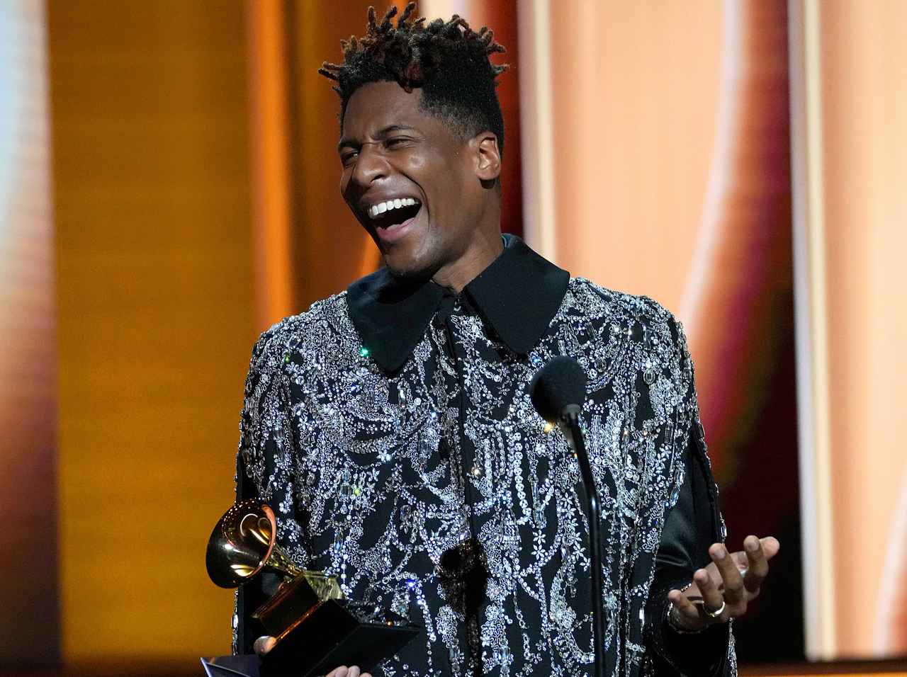 「この世に最高のミュージシャンはいない」、グラミー賞最多受賞のジョン・バティステによるスピーチに拍手