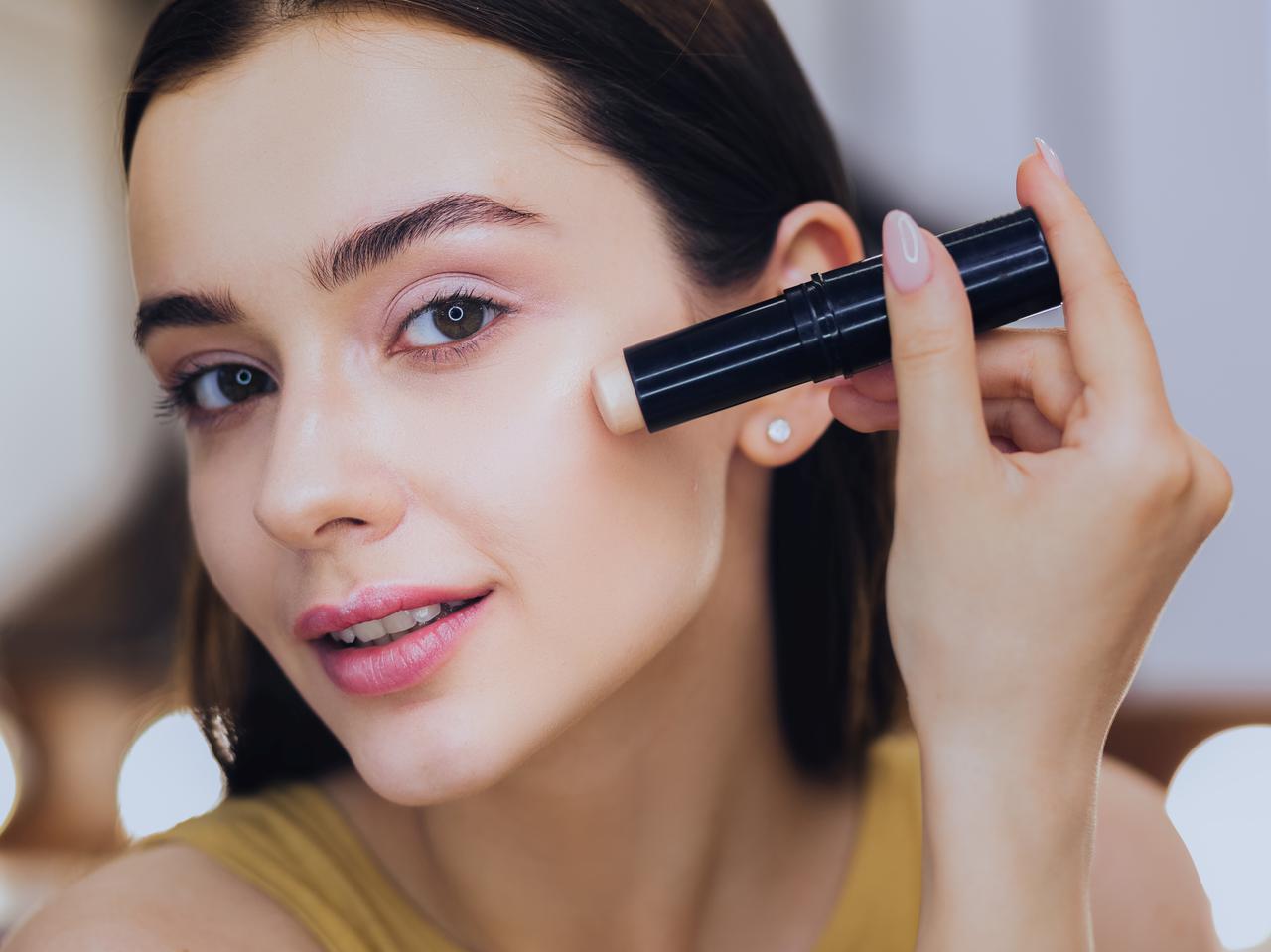 “濡れツヤ肌”を叶える「スティックハイライト」のメリット＆人気おすすめ3選