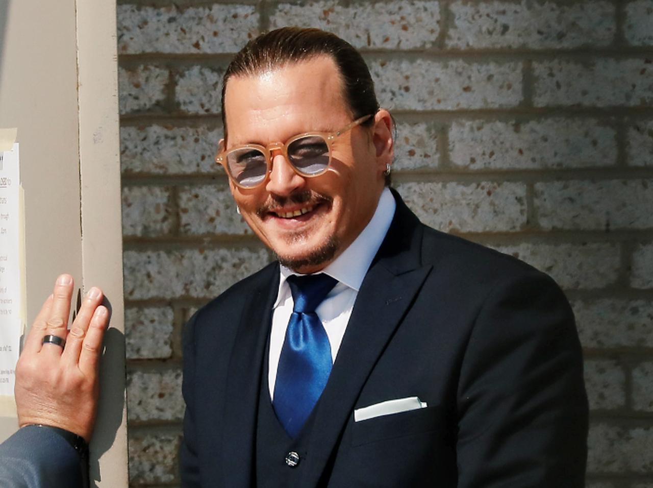 ジョニー・デップが法廷に持ち込んだ「おやつ」が可愛らしすぎて視線を奪う