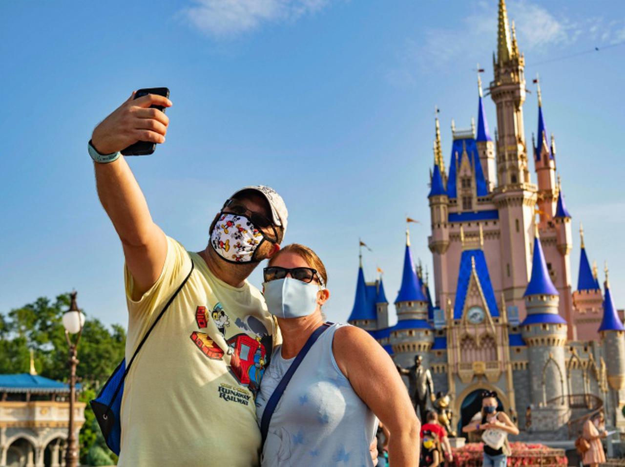 ディズニーランド、ライブ配信をするゲストのスマホをキャストが「持ち去った理由」に称賛が集まる