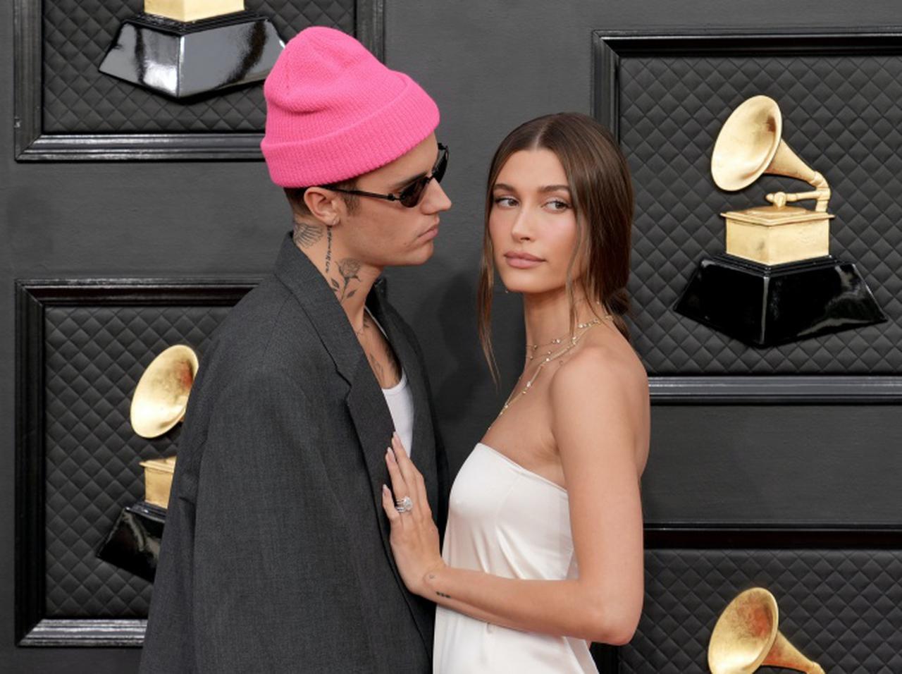 ヘイリー・ビーバー、グラミー賞授賞式で着用したドレスがきっかけで広まった「妊娠の噂」にコメント