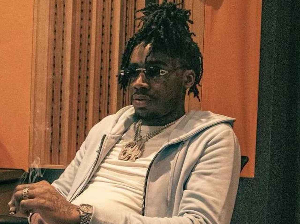 亡くなったラッパーの遺体をクラブに搬入、盛大なパーティーが行なわれる