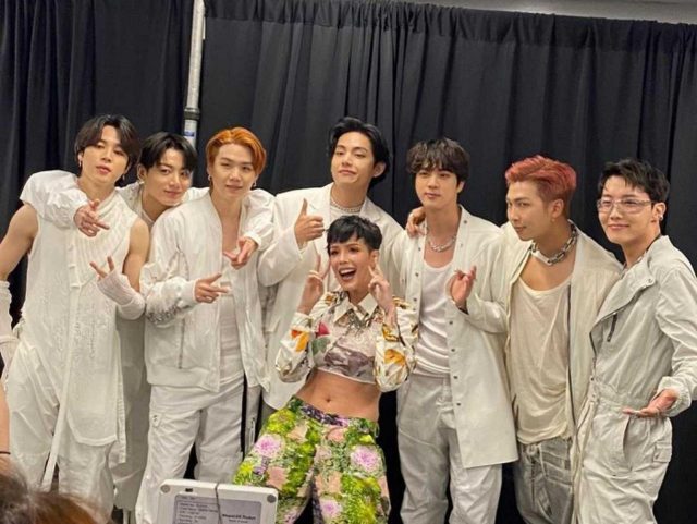 BTSのパフォーマンスをホールジーが最前列で鑑賞