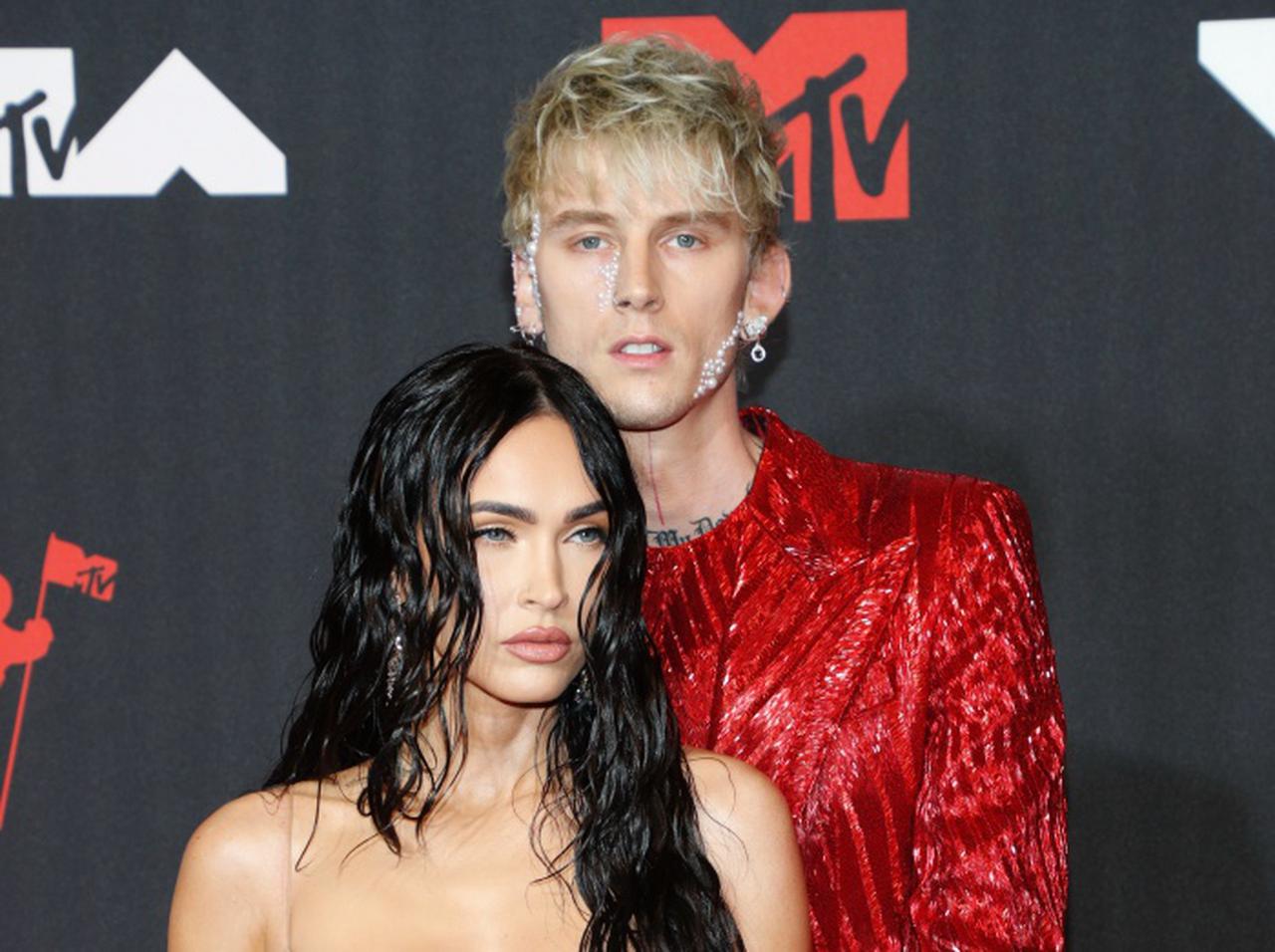 定期的にお互いの血液を飲むのは「儀式」、ミーガン・フォックスが明かす