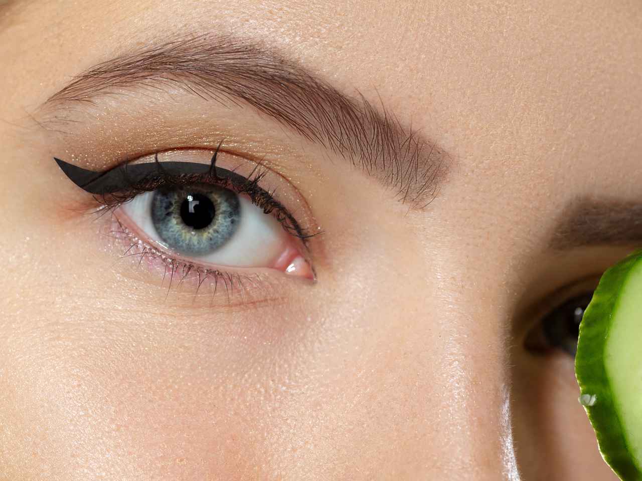 敏感肌でもアイメイクをしたい！目元に刺激を与えないメイクのコツ