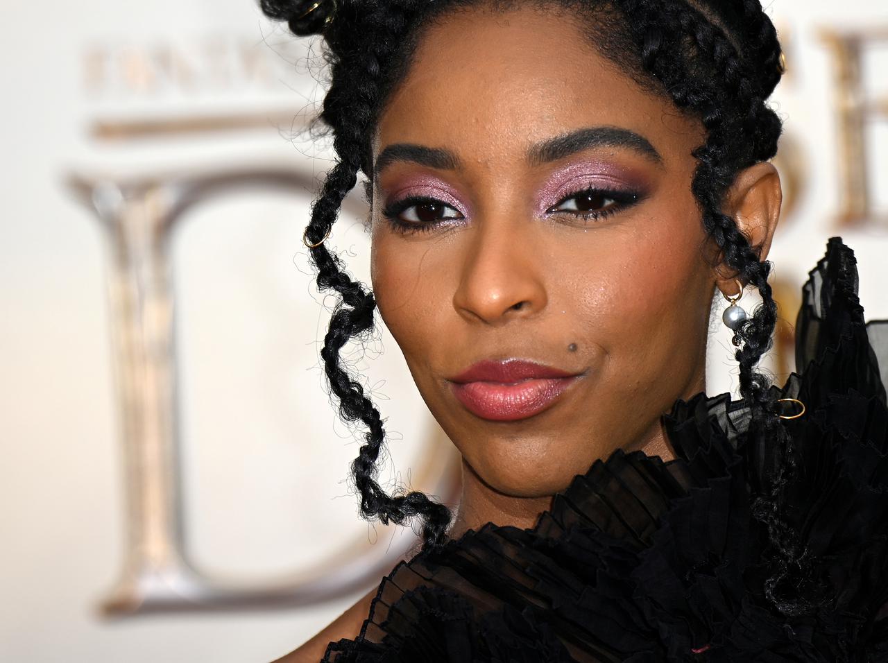 『ファンタビ』ユーラリーの杖の“振り方”、モデルが「彼女」ならそりゃカッコ良いに決まってる