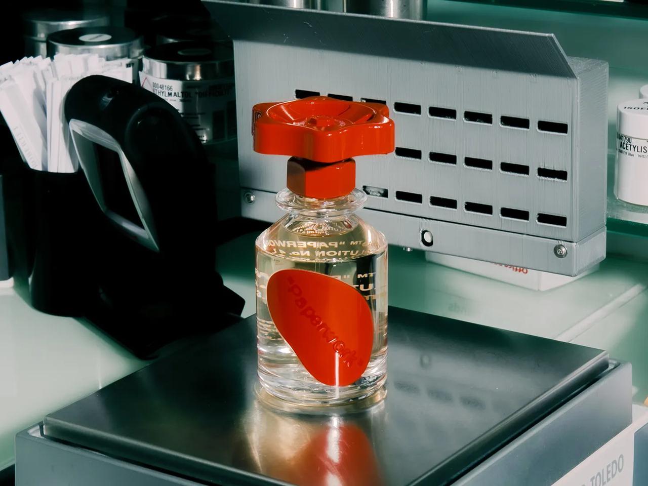 「オフホワイト」ビューティラインが登場、ジェンダーレスなフレグランス&カラースティックを発売