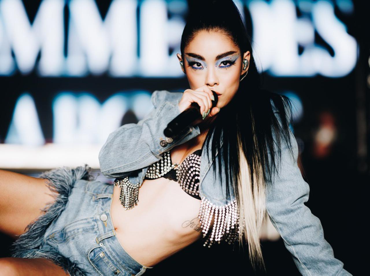 リナ・サワヤマ、コーチェラで「ゲイと言ってはいけない」法案を批判「みんな『ゲイ』って言って!」