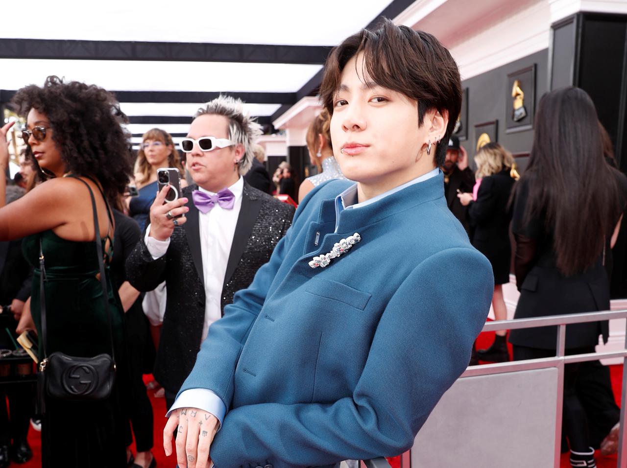 BTSがグラミー賞に到着、ジョングクが「車のドアをちゃんと自分で閉める姿」にファンほっこり