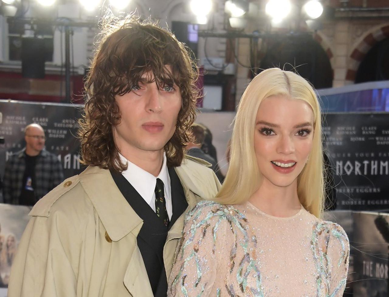 カメラの前でキス！アニャ・テイラー＝ジョイ、ウワサの恋人をプレミアに同伴