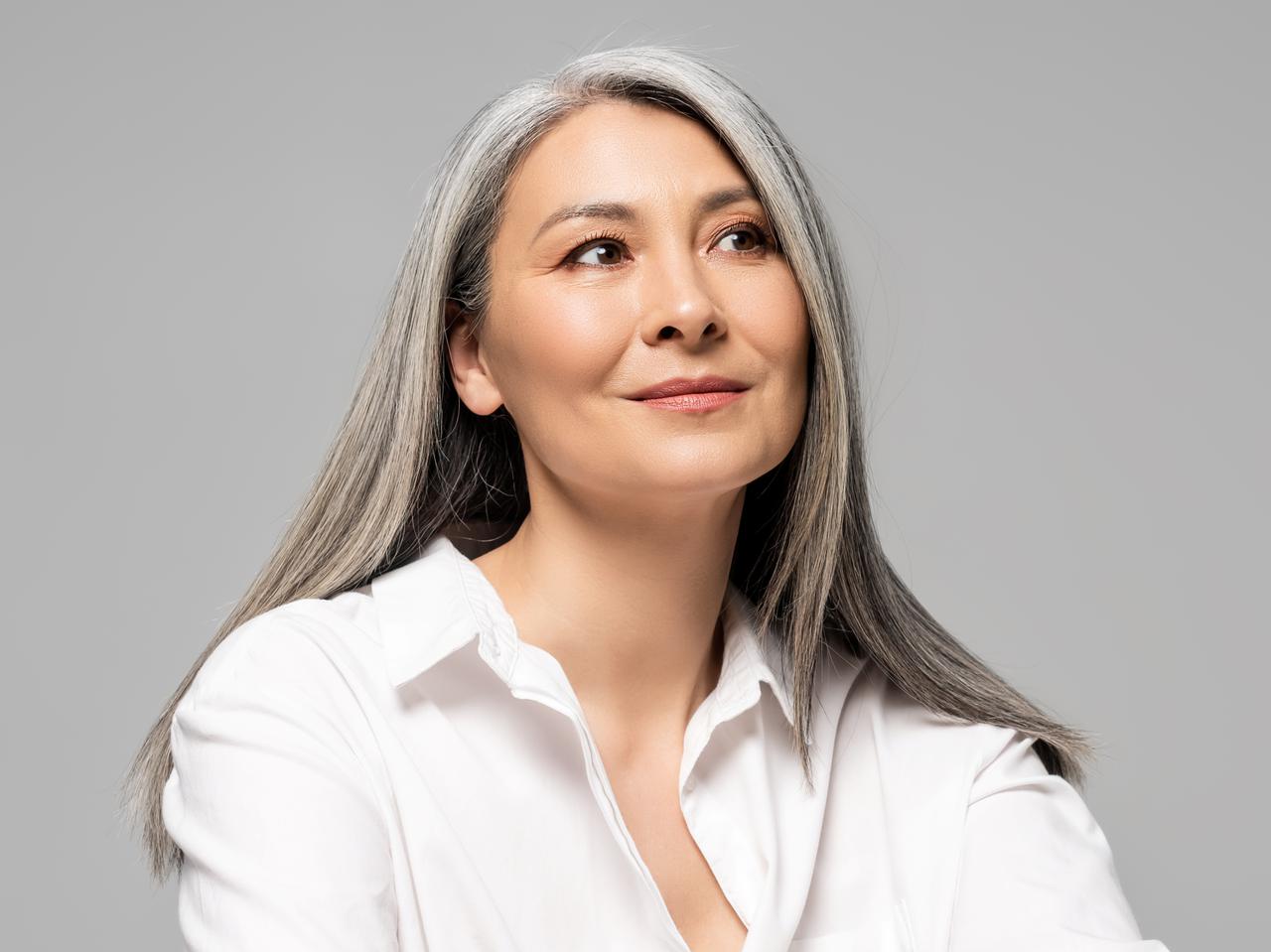 グレイヘアは「ツヤ」が重要!老けて見えない白髪を生かすヘアケア方法