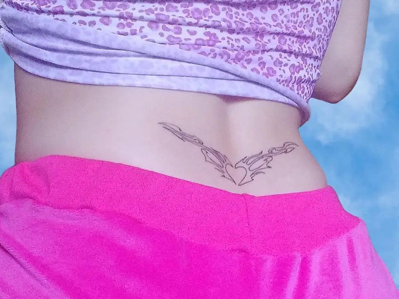 腰に入れるタトゥー「トランプ・スタンプ」が復活！Y2Kファッションの影響か